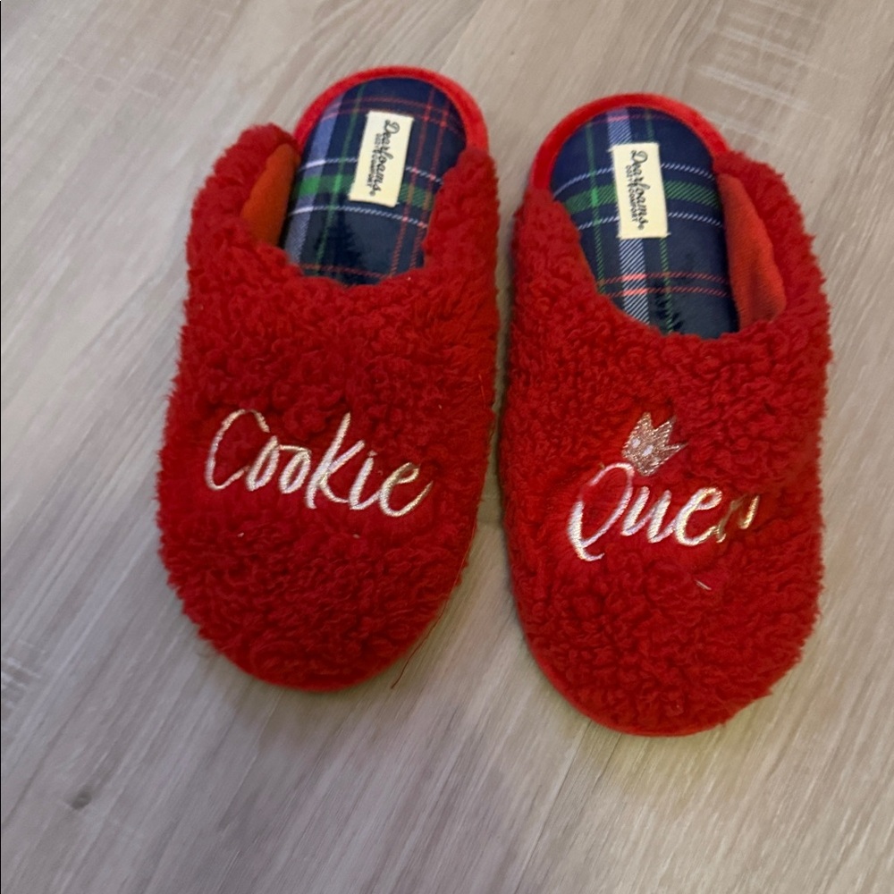 New Dearfoams Red Cookie Queen Slippers size M 7-8